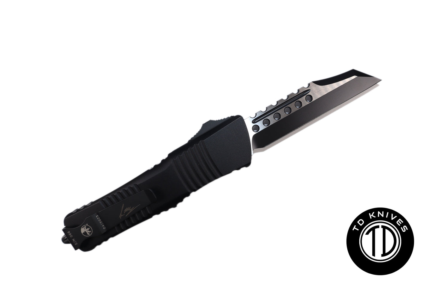 MICROTECH - Signature Series Combat Troodon in Tactical Black with Black Warhound Blade. Model # 219W-1TS