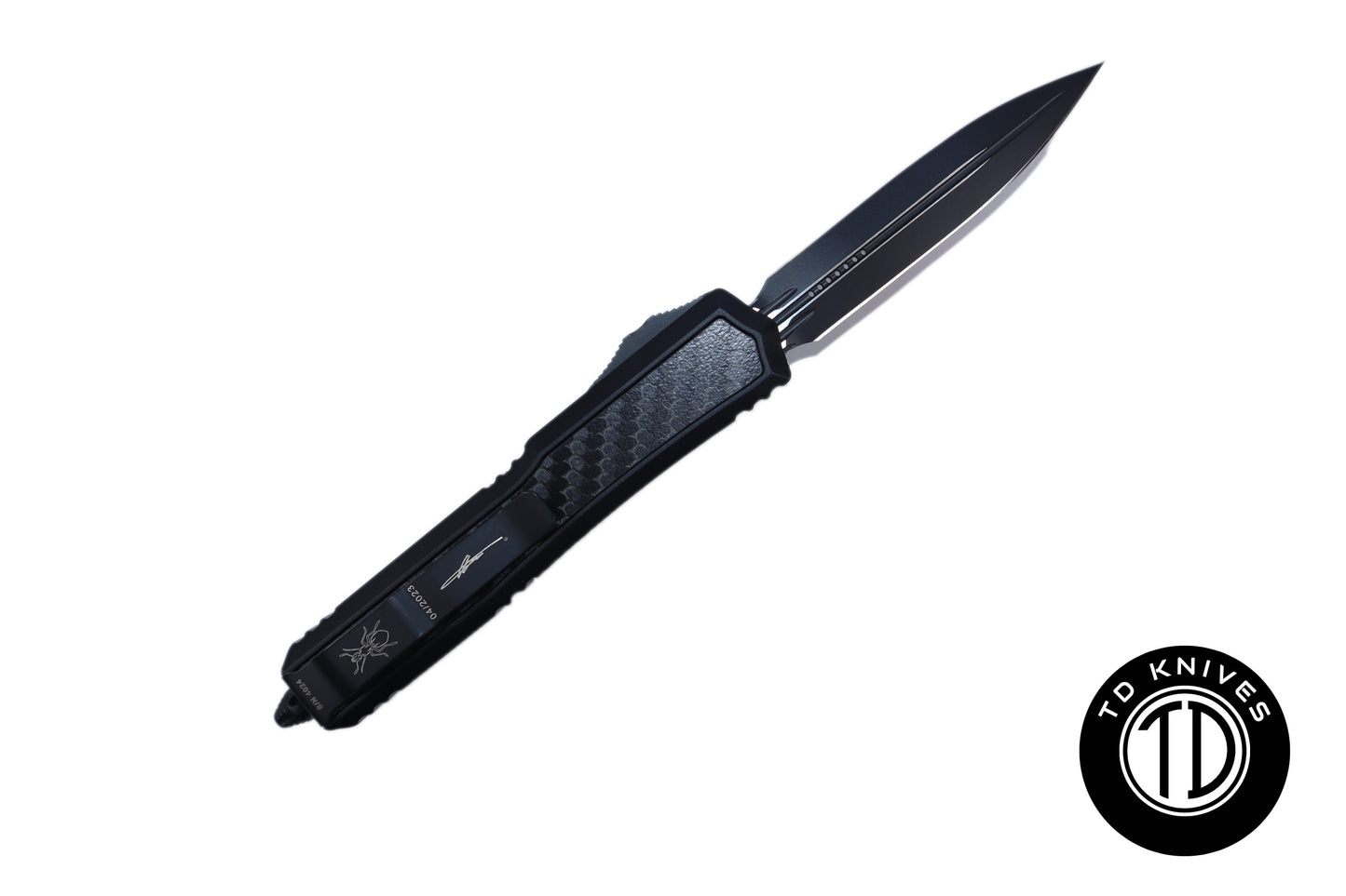 MICROTECH - Signature Series Makora Black Double Edge DLC Blade Finish in Tactical Black with Carbon Fiber Inlays. Model # 206-1TCFIS
