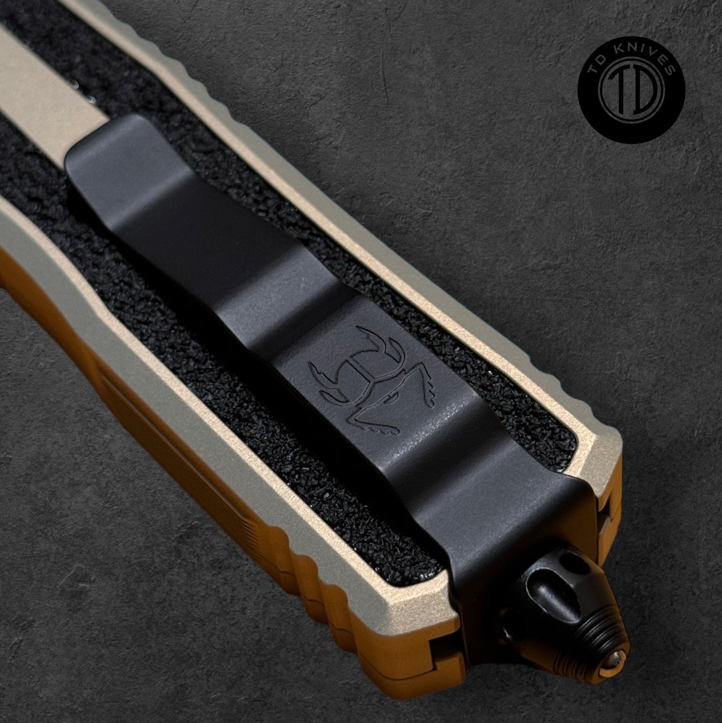 MICROTECH - Scarab II D/E-S Gen III in Sand W/ Black Full Serrated Blade Model: 1180-3 SN