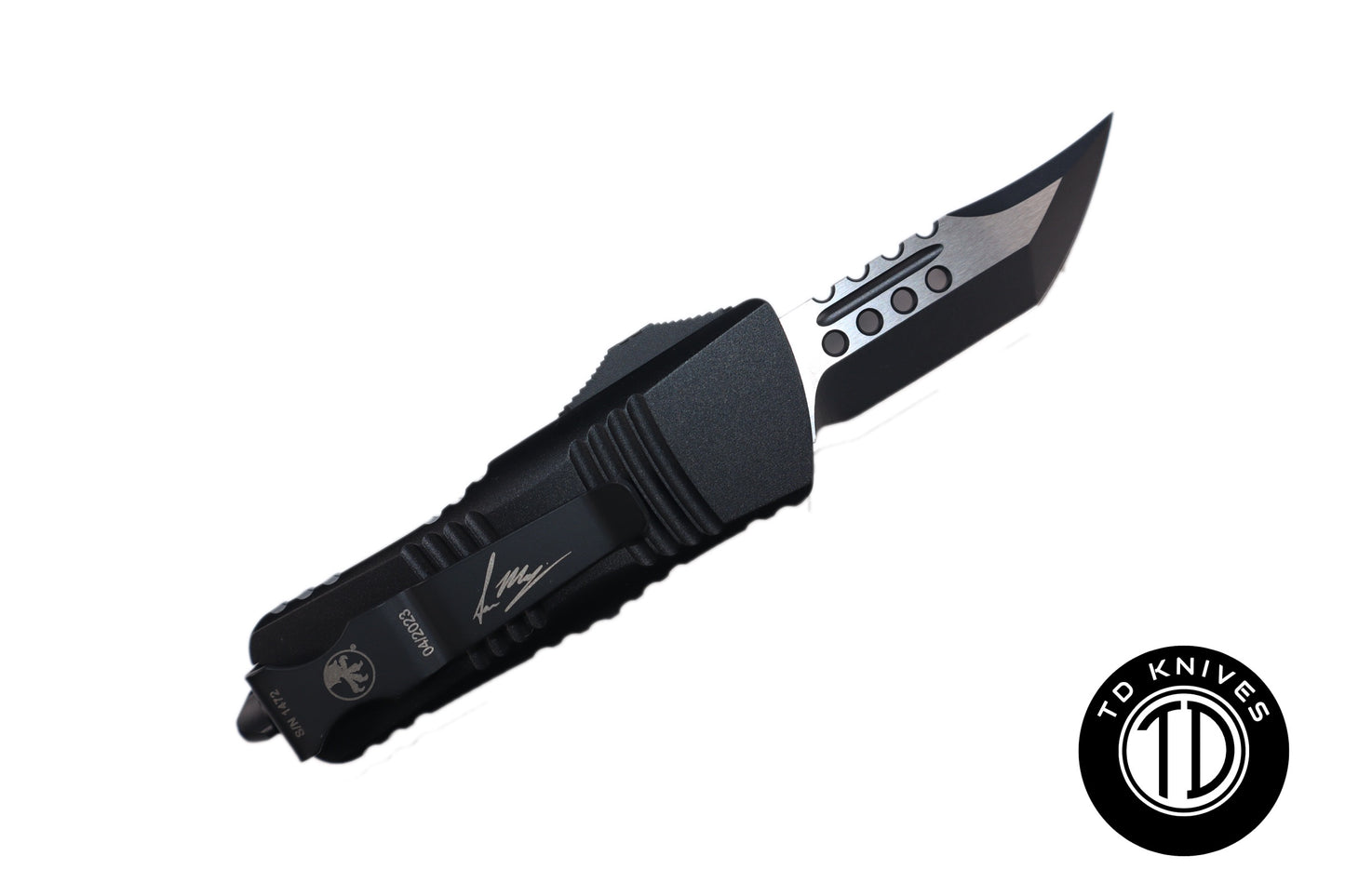 MICROTECH - Signature Series Mini Troodon in Black with Two-Tone Hellhound Blade. Model # 819-1TS