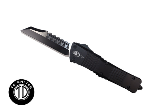 MICROTECH - Signature Series Combat Troodon in Tactical Black with Black Warhound Blade. Model # 219W-1TS