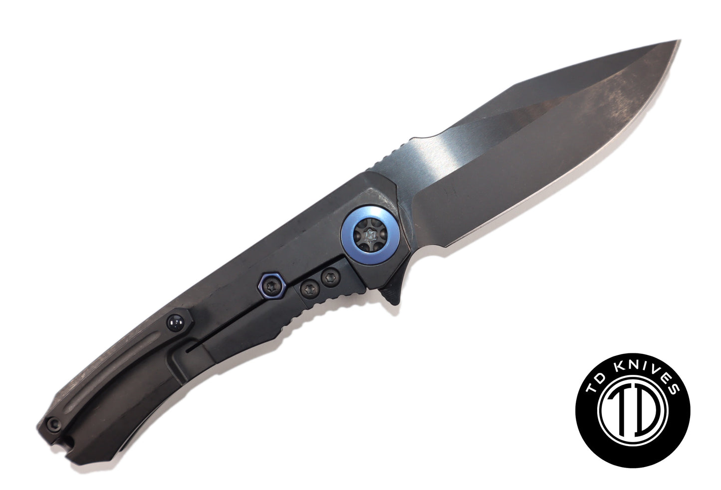 HERETIC-  Wraith Manual V3 in Titanium Chassis, Carbon Fiber Inlays W/ DLC Battleworn MagnaCut Blade & Blue Ti Accents Model # H001-6A-BLUTi